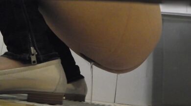 大神潜入大型商场女厕全景偷拍多位漂亮的美女职员嘘嘘