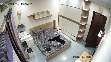 最新流出黑客极品破解家庭网络摄像头监控偷拍❤️媳妇欲求不满老公无法满足性欲 ❤️叫好兄弟一起操 (8)